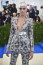 Cara Delevingne neve szorosan összekapcsolódik a Chanellel, hiszen nem csupán jó barátja volt Karl Lagerfeldnek, de állandó modellje is. 2017-ben a tervező egy nagyon különleges ruhadarabot is tervezett a sztárnak a Met-gálára. A ruha ezüst sci-fi ihletésű öltönyből állt mély nyakkivágással, és mindenütt kritályok illetve drágaköve borították. Ami ennél is merészebb húzás volt tőle, hogy mindezt még egy derékövvel is megkoronázta, a végeredmény pedig zseniális lett, hetekig mindenki erről beszélt.
Cara Delevingne neve szorosan összekapcsolódik a Chanellel, hiszen nem csupán jó barátja volt Karl Lagerfeldnek, de állandó modellje is. 2017-ben a tervező egy nagyon különleges ruhadarabot is tervezett a sztárnak a Met-gálára. A ruha ezüst sci-fi ihletésű öltönyből állt mély nyakkivágással, és mindenütt kritályok illetve drágaköve borították. Ami ennél is merészebb húzás volt tőle, hogy mindezt még egy derékövvel is megkoronázta, a végeredmény pedig zseniális lett, hetekig mindenki erről beszélt. 
