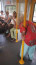 Amikor végre találsz egy helyet a metrón egy fárasztó nap után, de abban a pillanatban megjelenik egy idős ember és át kell adnod a helyedet.
