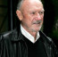 Gene Hackman a hetvenes évek egyik legtehetségesebb hollywoodi férfiszínésze volt. Pályája viszonylag későn, a hatvanas évek alkonyán izzott be (első jelentősebb szerepét a Bonnie és Clyde-ban kapta), ám ezt követően egészen a kétezres évek elejéig az álomgyár egyik vezető színésze maradt. Eszköztelen, simulékony játéka, átlagemberi külseje rendkívül széles szereppaletta eljátszására tette alkalmassá. A kétszeres Oscar-díjas színész 2004-ben, Az elnök emberére talál című filmet követően nyugdíjba vonult, mert azt mondta, a filmgyártás rendkívül sok kompromisszummal jár, melyekre már nem hajlandó. Hackman jelenleg 89 éves.
Gene Hackman a hetvenes évek egyik legtehetségesebb hollywoodi férfiszínésze volt. Pályája viszonylag későn, a hatvanas évek alkonyán izzott be (első jelentősebb szerepét a Bonnie és Clyde-ban kapta), ám ezt követően egészen a kétezres évek elejéig az álomgyár egyik vezető színésze maradt. Eszköztelen, simulékony játéka, átlagemberi külseje rendkívül széles szereppaletta eljátszására tette alkalmassá. A kétszeres Oscar-díjas színész 2004-ben, Az elnök emberére talál című filmet követően nyugdíjba vonult, mert azt mondta, a filmgyártás rendkívül sok kompromisszummal jár, melyekre már nem hajlandó. Hackman jelenleg 89 éves.