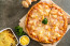 Bármilyen meglepő, a hawaii pizzának semmi köze Hawaiihoz. A sokak által kedvelt sonkás-sajtos-ananászos tésztát egy Kanadában élő, görög éttermes, Sam Panopoulos találta fel 1962-ben. Bármilyen meglepő, a hawaii pizzának semmi köze Hawaiihoz. A sokak által kedvelt sonkás-sajtos-ananászos tésztát egy Kanadában élő, görög éttermes, Sam Panopoulos találta fel 1962-ben.