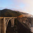 Bixby Creek-híd
A Bixby Creek-híd a kaliforniai Big Sur partján található, és az egyik legfotózottabb híd egész Kaliforniában, esztétikus kialakításának és csodálatos környezetének köszönhetően. Vasbeton hídról van szó, amit azért volt szükséges megépíteni, mert a híd megnyitása előtt a Big Sur térség lakosai télen gyakorlatilag el voltak vágva a külvilágtól, erre a problémára pedig a Bixby Creek volt a megoldás. 7,3 méteres szélessége azonban nem felel meg a modern előírásoknak, amelyek megkövetelik, hogy egy hídnak minimum 9,8 méter szélesnek kell lennie.
Bixby Creek-híd
A Bixby Creek-híd a kaliforniai Big Sur partján található, és az egyik legfotózottabb híd egész Kaliforniában, esztétikus kialakításának és csodálatos környezetének köszönhetően. Vasbeton hídról van szó, amit azért volt szükséges megépíteni, mert a híd megnyitása előtt a Big Sur térség lakosai télen gyakorlatilag el voltak vágva a külvilágtól, erre a problémára pedig a Bixby Creek volt a megoldás. 7,3 méteres szélessége azonban nem felel meg a modern előírásoknak, amelyek megkövetelik, hogy egy hídnak minimum 9,8 méter szélesnek kell lennie.