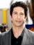 David Schwimmer a Rhe Hollywood Reporter podcastjában mesélte el, hogy mennyire megnehezítette a szakmai boldogulását, hogy beskatulyázta a sorozat Ross szerepére. Ha pedig ez nem lett volna önmagában elég, ő is rosszul reagált a váratlan, de elképesztő erejű népszerűségre, ami a 90-es években érte. Depressziós volt, jobb szeretett teljesen egyedül lenni, kerülte a beszélgetéseket.
David Schwimmer a Rhe Hollywood Reporter podcastjában mesélte el, hogy mennyire megnehezítette a szakmai boldogulását, hogy beskatulyázta a sorozat Ross szerepére. Ha pedig ez nem lett volna önmagában elég, ő is rosszul reagált a váratlan, de elképesztő erejű népszerűségre, ami a 90-es években érte. Depressziós volt, jobb szeretett teljesen egyedül lenni, kerülte a beszélgetéseket.