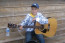 Ez a tündéri kisfiú a gitárral a tinilányok nagy kedvence, Justin Bieber. Mielőtt a YouTube-ra feltöltötte volna dalait, az utcán is szerencsét próbált kamaszként.