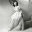 Jacqueline Kennedy
A first lady neve szinte eggyé vált a kifinomultsággal és az eleganciával. Védjegyévé vált a Chanel gyapjúból készült kosztüme, az apró kalapok, a könyékig érő fehér kesztyű és az oversize napszemüveg is. Rajongott a francia divatházakért, azonban erről a szenvedélyéről le kellett szoknia, mivel az 1960-as választás során heves kritikák érték amiatt, hogy nem az amerikai márkákat hordja és népszerűsíti. Amint hátrahagyta hivatalát, az első dolga volt, hogy újra talpig Chanelben és Givenchyben járt.
Jacqueline Kennedy
A first lady neve szinte eggyé vált a kifinomultsággal és az eleganciával. Védjegyévé vált a Chanel gyapjúból készült kosztüme, az apró kalapok, a könyékig érő fehér kesztyű és az oversize napszemüveg is. Rajongott a francia divatházakért, azonban erről a szenvedélyéről le kellett szoknia, mivel az 1960-as választás során heves kritikák érték amiatt, hogy nem az amerikai márkákat hordja és népszerűsíti. Amint hátrahagyta hivatalát, az első dolga volt, hogy újra talpig Chanelben és Givenchyben járt.