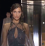 De akadt a fiatalabb generációnak is képviselője, Bella Hadid nem is hozott szégen a kortársaira.
De akadt a fiatalabb generációnak is képviselője, Bella Hadid nem is hozott szégen a kortársaira.