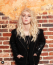 Jenny Humphrey, azaz Taylor Momsen. Ő már a sorozat előtt is modellként és színésznőként kereste a kenyerét, játszhatott Jim Carrey oldalán is a Grincs című filmben. A sorozat után felhagyott a színészkedéssel és a zenekarába fektette az energiáját, valamit a divatvilágban voltak próbálkozásai.
Jenny Humphrey, azaz Taylor Momsen. Ő már a sorozat előtt is modellként és színésznőként kereste a kenyerét, játszhatott Jim Carrey oldalán is a Grincs című filmben. A sorozat után felhagyott a színészkedéssel és a zenekarába fektette az energiáját, valamit a divatvilágban voltak próbálkozásai. 