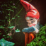 A Gnome Reserve-ben szó szerint ezernyi kerti törpével lehet találkozni. A népes gnómcsapatból ki sem maradhatna ez a könyvet olvasó, fa tövében megbújó kis szerzemény. A Gnome Reserve-ben szó szerint ezernyi kerti törpével lehet találkozni. A népes gnómcsapatból ki sem maradhatna ez a könyvet olvasó, fa tövében megbújó kis szerzemény.