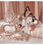 Nem ez az első ilyen botránya a Kardashian-családnak. Ezen a fotón például Kourtney kapott hat lábujjat, de Kendall is érdekes pózba vágta magát.
Nem ez az első ilyen botránya a Kardashian-családnak. Ezen a fotón például Kourtney kapott hat lábujjat, de Kendall is érdekes pózba vágta magát. 