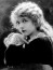 Mary Pickford
Az Oscar-díjas amerikai színésznő és producer 12 éves korában játszott először a Broadway színpadán. A filmes szakma „Kicsi Mary”-je több mint 150 némafilmben játszott. Az aranyszőke, loknis, ártatlan leányka típusával multimilliomossá lett. Háromszor volt férjnél, saját gyermeke nem született, de örökbe fogadott egy kislányt és egy kisfiút.
Mary Pickford
Az Oscar-díjas amerikai színésznő és producer 12 éves korában játszott először a Broadway színpadán. A filmes szakma „Kicsi Mary”-je több mint 150 némafilmben játszott. Az aranyszőke, loknis, ártatlan leányka típusával multimilliomossá lett. Háromszor volt férjnél, saját gyermeke nem született, de örökbe fogadott egy kislányt és egy kisfiút.