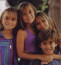 Az Olsen családban összesen 6 gyerek született, a legidősebb a bátyjuk, Tren Olsen, őt követi Mary-Kate és Ashley, majd Elizabeth - a képen bal oldalról a harmadikként látható -, végül Taylor és Jake. Utóbbi két gyerekük egyáltalán nem szerepel a nyilvánosság előtt.
Az Olsen családban összesen 6 gyerek született, a legidősebb a bátyjuk, Tren Olsen, őt követi Mary-Kate és Ashley, majd Elizabeth - a képen bal oldalról a harmadikként látható -, végül Taylor és Jake. Utóbbi két gyerekük egyáltalán nem szerepel a nyilvánosság előtt.