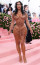 Emlékeztek még Kim Kardashian 2019-es Met gálás ruhájára? Bár nagyon jól áll a reality-sztárnak, azóta sem értjük, hogy kapott benne levegőt...
