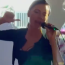 "Egy karaoke este az első és egyetlen Posh Spice-szal" - írta a második videója alá David Beckham, amelyen az látszik, hogy Victoria egy apró bárban egy Spice Girl számot énekel. A válaszra sem kellett sokáig várni.
"Egy karaoke este az első és egyetlen Posh Spice-szal" - írta a második videója alá David Beckham, amelyen az látszik, hogy Victoria egy apró bárban egy Spice Girl számot énekel. A válaszra sem kellett sokáig várni.