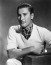 1943-ban Errol Flynn, az 1930-as évek végének és a 40-es évek elejének egyik legnagyobb hollywoodi sztárja, bíróság elé állt nemi erőszak miatt.
Flynnt, aki egyszer azt mondta: "A whiskyt öregnek, a nőket pedig fiatalnak szeretem", azzal vádolták, hogy lefeküdt két 17 éves lánnyal. Flynn tagadta a vádakat, az ügyvédei pedig keményen dolgoztak azon, hogy az esküdtszéket a vádlók ellen fordítsák. Miután ártatlannak találták, az egyik vádló ezt nyilatkozta a nyilvánosságnak: "Az esküdtek csak ültek és olyan imádattal néztek rá, mintha a fiuk lenne."
A botrány nem sokat változtatott, hogy Flynn fiatalabb nők iránti megszállottságán. A tárgyalás alatt találkozott egy 19 éves lánnyal, akit feleségül vett. Halálakor, 50 évesen Flynn egy olyan nővel élt párkapcsolatban, akit 15 éves korában ismert meg.
1943-ban Errol Flynn, az 1930-as évek végének és a 40-es évek elejének egyik legnagyobb hollywoodi sztárja, bíróság elé állt nemi erőszak miatt.
Flynnt, aki egyszer azt mondta: "A whiskyt öregnek, a nőket pedig fiatalnak szeretem", azzal vádolták, hogy lefeküdt két 17 éves lánnyal. Flynn tagadta a vádakat, az ügyvédei pedig keményen dolgoztak azon, hogy az esküdtszéket a vádlók ellen fordítsák. Miután ártatlannak találták, az egyik vádló ezt nyilatkozta a nyilvánosságnak: "Az esküdtek csak ültek és olyan imádattal néztek rá, mintha a fiuk lenne."
A botrány nem sokat változtatott, hogy Flynn fiatalabb nők iránti megszállottságán. A tárgyalás alatt találkozott egy 19 éves lánnyal, akit feleségül vett. Halálakor, 50 évesen Flynn egy olyan nővel élt párkapcsolatban, akit 15 éves korában ismert meg. 