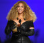 A Grammy-királynő Beyoncé idén kissé mellélőtt a frizurájával és a ruhájával is. A karantén alatt ő is kissé felszedett, amivel nem is lenne semmi gond, ha nem választott volna ennyire előnytelen ruhát. A mindig lenyügöző hajkoronája is&nbsp;érdekesen mutatott most.
