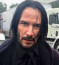 A színész&nbsp;nemrég fejezte be a John Wick című film negyedik részének forgatását, ezért úgy döntött, hogy meghálálja a kaszkadőrök munkáját, hiszen a film tele volt akciójelenetekkel, amelyekben a kaszkadőrök remekeltek.
