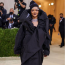 Rihanna Balenciaga&nbsp;ruhában a 2021-es MET-gálán
