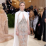 Emily Blunt Miu Miu ruhában a 2021-es MET-gálán
