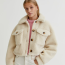 Pull &amp; Bear Műirha dzseki kontrasztos gombokkal 9995 Ft

Enyhébb napokra tökéletes megoldást fog nyújtani ez a rövid derékrésszel rendelkező teddy dzseki, melyen nagyon szép kis gombok és két nagyobb méretű zseb is megtalálható. Legalább lesz hova pakolni táska nélkül is!
