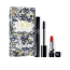 Dior Pump'N'Volume & Rouge Dior Xmas Makeup Set sminkszett 14 290 Ft (Douglas)
Az ünnepek alkalmából a Dior márka két sminktermékkel érkezik egy virág- és állatmotívumokkal díszített tokban a Dream Studio-tól.
A szett tartalma:
Diorshow Pump 'N' Volume HD szempillaspirál, amely azonnali XXL-es térfogatot ad a szempilláknak, és kiemeli az egyes szempillákat. Fekete szempillaspirál.
Új Rouge Dior rúzs miniatűr kiszerelésben. Az ikonikus Dior rúzs újonnan dúsított piros bazsarózsa és gránátalma kivonataival. Piros rúzs, bársonyos kivitel.
Dior Pump'N'Volume & Rouge Dior Xmas Makeup Set sminkszett 14 290 Ft (Douglas)
Az ünnepek alkalmából a Dior márka két sminktermékkel érkezik egy virág- és állatmotívumokkal díszített tokban a Dream Studio-tól.
A szett tartalma:
Diorshow Pump 'N' Volume HD szempillaspirál, amely azonnali XXL-es térfogatot ad a szempilláknak, és kiemeli az egyes szempillákat. Fekete szempillaspirál.
Új Rouge Dior rúzs miniatűr kiszerelésben. Az ikonikus Dior rúzs újonnan dúsított piros bazsarózsa és gránátalma kivonataival. Piros rúzs, bársonyos kivitel.