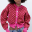 ZARA Check knit cardigan 10 995 Ft
A buggyos ujjú pulcsik nagyon ritkán lesznek trendik, de úgy néz ki, hogy idén ez a trend is visszaközön majd a divatvilágban. Azokat a mesés gyöngy gombokat észrevettétek már?
ZARA Check knit cardigan 10 995 Ft
A buggyos ujjú pulcsik nagyon ritkán lesznek trendik, de úgy néz ki, hogy idén ez a trend is visszaközön majd a divatvilágban. Azokat a mesés gyöngy gombokat észrevettétek már?