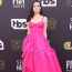 Zoey Deutch színésznő fukszia színű&nbsp;Alexander McQueen estélyiben.
