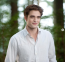Robert Pattinson
A színész már több interjújában is kifejtette, hogy utálta az Alkonyat-szériát és karakterét, Edwardot is. „A karakterem a világ legröhejesebb fickója, még én sem tudom komolyan venni. Minél többet olvastam róla a forgatókönyvben, annál cikisebbnek tartottam a karakteré. – a végén pedig már úgy voltam, hogy jól van, forgassunk, csak legyünk túl rajta! Egyébként Edward egy 108 férfi, aki szűz – nyilvánvalóan vannak problémái a srácnak.” – mondta Robert Pattinson, aki hírnevét viszont ennek a szerepének köszönheti.
Robert Pattinson
A színész már több interjújában is kifejtette, hogy utálta az Alkonyat-szériát és karakterét, Edwardot is. „A karakterem a világ legröhejesebb fickója, még én sem tudom komolyan venni. Minél többet olvastam róla a forgatókönyvben, annál cikisebbnek tartottam a karakteré. – a végén pedig már úgy voltam, hogy jól van, forgassunk, csak legyünk túl rajta! Egyébként Edward egy 108 férfi, aki szűz – nyilvánvalóan vannak problémái a srácnak.” – mondta Robert Pattinson, aki hírnevét viszont ennek a szerepének köszönheti.