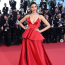 Deepika Padukone indiai színésznő egy mélyen dekoltált, vörös Louis Vuitton&nbsp;estélyiben pózolt a filmfesztiválon.&nbsp;
