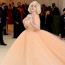 Billie&nbsp;Eilish Oscar de la Renta ruhában&nbsp;a 2021-es MET-gálán
