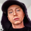 Majd következett Eminem, akire Lacao kisasszony is szőke, borotvált rapperként emmlékszik a jelek szerint. Pedig már szakállas és barna.
