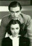 Lawrence Olivier és Vivien Leigh. A brit színészet egyik legintenzívebb szerelme az övék. A színésznő 22 évesen látta először Oliviert egy darabban, és határozottan kijelentette, hogy ez a férfi lesz a férje. Vágya végül 1940-ben teljesült, mikor végre hozzámehetett élete szerelméhez, miután ő is, és a férfi is elváltak akkori házastársuktól. A két színész rengeteget dolgozott együtt, de Vivient sok kritika érte, hogy nem méltó partnere férjének. A színésznő sokat küzdött mentális problémákkal, és kölcsönösen csalták egymást, végül 1960-ban hivatalosan is elváltak.
Lawrence Olivier és Vivien Leigh. A brit színészet egyik legintenzívebb szerelme az övék. A színésznő 22 évesen látta először Oliviert egy darabban, és határozottan kijelentette, hogy ez a férfi lesz a férje. Vágya végül 1940-ben teljesült, mikor végre hozzámehetett élete szerelméhez, miután ő is, és a férfi is elváltak akkori házastársuktól. A két színész rengeteget dolgozott együtt, de Vivient sok kritika érte, hogy nem méltó partnere férjének. A színésznő sokat küzdött mentális problémákkal, és kölcsönösen csalták egymást, végül 1960-ban hivatalosan is elváltak.