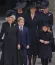Meghan egyébként elegáns szettjével maximálisan betartotta a temetésre vonatkozó öltözködési szabályzatot, amely fekete, minimum térdig érő ruhát vagy kabátot, valamint fekete fejfedőt, esetleg fátylat ír elő a hölgyek számára – bár Markle széles karimájú fejfedőjén nem volt fátyol, Katalin hercegné és Kamilla királyné kalapján igen.
Meghan egyébként elegáns szettjével maximálisan betartotta a temetésre vonatkozó öltözködési szabályzatot, amely fekete, minimum térdig érő ruhát vagy kabátot, valamint fekete fejfedőt, esetleg fátylat ír elő a hölgyek számára – bár Markle széles karimájú fejfedőjén nem volt fátyol, Katalin hercegné és Kamilla királyné kalapján igen.