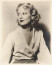 Thelma Todd 1935. december 15-én exkluzív partira volt hivatalos Hollywood egyik legelőkelőbb bárjában. A mulatság után taxival ment haza, s miután kiszállt az autóból, felsétált a lépcsőn a lakásába, ahol élettársával, Roland West filmrendezővel élt együtt. Másnap reggel a házvezetőnője, Mae Whitehead a saját autójának kormányára dőlve, vér áztatta estélyi ruhában talált rá holtan – a gyújtás be volt kapcsolva, de a motor nem járt. Testén számos sérülést találtak: eltört az orra, két bordája megrepedt, s úgy tűnt, valaki megpróbált lenyomni egy nehéz tárgyat – vélhetően egy pezsgősüveget – a torkán.
Thelma Todd 1935. december 15-én exkluzív partira volt hivatalos Hollywood egyik legelőkelőbb bárjában. A mulatság után taxival ment haza, s miután kiszállt az autóból, felsétált a lépcsőn a lakásába, ahol élettársával, Roland West filmrendezővel élt együtt. Másnap reggel a házvezetőnője, Mae Whitehead a saját autójának kormányára dőlve, vér áztatta estélyi ruhában talált rá holtan – a gyújtás be volt kapcsolva, de a motor nem járt. Testén számos sérülést találtak: eltört az orra, két bordája megrepedt, s úgy tűnt, valaki megpróbált lenyomni egy nehéz tárgyat – vélhetően egy pezsgősüveget – a torkán.