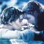 Mindenekelőtt idézzük fel, hogyan ért véget Jack és Rose megható, ám tragikus története: a film végén láthatjuk, hogy miután a hajó elsüllyedt, a főszereplők úszni kezdenek a jeges vízben, mígnem találnak egy leszakadt ajtószárnyat, s megpróbálnak felmászni rá, azonban ez a menedék csak az egyiküknek elég.
Mindenekelőtt idézzük fel, hogyan ért véget Jack és Rose megható, ám tragikus története: a film végén láthatjuk, hogy miután a hajó elsüllyedt, a főszereplők úszni kezdenek a jeges vízben, mígnem találnak egy leszakadt ajtószárnyat, s megpróbálnak felmászni rá, azonban ez a menedék csak az egyiküknek elég.