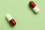 Az 1940-es évek egyik legnagyobb orvostudományi vívmánya a penicillin - az első antibiotikum - alkalmazása volt, mely annak idején rengeteg emberéletet mentett meg. A helyesen alkalmazott baktériumölő gyógyszerek ma is hatékonyak lehetnek, mivel akár két napon belül elpusztíthatják a kórokozókat, és megakadályozhatják a szaporodásukat. Csakhogy a túlzottan gyakori használat növelheti a baktériumok antibiotikummal szembeni ellenállóképességét.
Az 1940-es évek egyik legnagyobb orvostudományi vívmánya a penicillin - az első antibiotikum - alkalmazása volt, mely annak idején rengeteg emberéletet mentett meg. A helyesen alkalmazott baktériumölő gyógyszerek ma is hatékonyak lehetnek, mivel akár két napon belül elpusztíthatják a kórokozókat, és megakadályozhatják a szaporodásukat. Csakhogy a túlzottan gyakori használat növelheti a baktériumok antibiotikummal szembeni ellenállóképességét.
