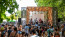 LightStage
Idén is a Sziget árnyas északi csúcsát tölti meg programokkal a LightStage: napközben, 12:30 és 16:30 óra között koncertek, éjjel pedig parázs Dj-szettek várják a Szitizeneket. A Blokk építészműhely által tervezett, fából és LED-fényekből épült butikszínpadon Európa minden szegletéből, műfaji megkötöttség nélkül érkeznek az izgalmasabbnál izgalmasabb fellépők. Itt lesz például Giuse The Lizia, az olasz indie új csillaga, a német soul énekes, Jiska, akit 2022-ben New Music Award-ra jelöltek, és Szakács Erika Voice győztes is. Kihagyhatatlan a svéd pop rajongóinak Klara Keller, az autentikus punk-rock kedvelői pedig négy remek brit banda (köztük a The Meffs) koncertjén is kitombolhatják magukat. A Nagyszínpad után kezdődő éjszakai sávban az alternatív rocktól, a brit popon át, az electro pop-ig ívelő, változatos Dj-szettek szolgáltatják a talpalávalót.
LightStage
Idén is a Sziget árnyas északi csúcsát tölti meg programokkal a LightStage: napközben, 12:30 és 16:30 óra között koncertek, éjjel pedig parázs Dj-szettek várják a Szitizeneket. A Blokk építészműhely által tervezett, fából és LED-fényekből épült butikszínpadon Európa minden szegletéből, műfaji megkötöttség nélkül érkeznek az izgalmasabbnál izgalmasabb fellépők. Itt lesz például Giuse The Lizia, az olasz indie új csillaga, a német soul énekes, Jiska, akit 2022-ben New Music Award-ra jelöltek, és Szakács Erika Voice győztes is. Kihagyhatatlan a svéd pop rajongóinak Klara Keller, az autentikus punk-rock kedvelői pedig négy remek brit banda (köztük a The Meffs) koncertjén is kitombolhatják magukat. A Nagyszínpad után kezdődő éjszakai sávban az alternatív rocktól, a brit popon át, az electro pop-ig ívelő, változatos Dj-szettek szolgáltatják a talpalávalót. 