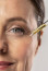 3. Szérumok
A szérumok használatával célzottan kezelheti az öregedő bőr problémáit. Válassz olyan termékeket, amelyek tartalmaznak anti-aging hatóanyagokat: például C-vitamint, hialuronsavat, retinolt vagy peptideket. Ezek segíthetnek csökkenteni a ráncokat, fokozni a bőr rugalmasságát és növelni a hidratáltságot. Nagyon fontos, hogy mindent szépen lassan, egyenként vezess be a rutinodba!
3. Szérumok
A szérumok használatával célzottan kezelheti az öregedő bőr problémáit. Válassz olyan termékeket, amelyek tartalmaznak anti-aging hatóanyagokat: például C-vitamint, hialuronsavat, retinolt vagy peptideket. Ezek segíthetnek csökkenteni a ráncokat, fokozni a bőr rugalmasságát és növelni a hidratáltságot. Nagyon fontos, hogy mindent szépen lassan, egyenként vezess be a rutinodba!