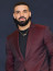 Drake
Drake-t Chicagóban érte óriási meglepetés, amikor egy mobiltelefon eltalálta a karját. Bár az énekes igencsak meglepődött, folytatta a fellépést.
Drake
Drake-t Chicagóban érte óriási meglepetés, amikor egy mobiltelefon eltalálta a karját. Bár az énekes igencsak meglepődött, folytatta a fellépést.