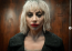 Az ünnepek alatt a rendező friss fotókat tett közé a főszereplőkről. Lady Gaga szeméből árad a depresszió, és tényleg félelmetesen néz ki a karaktere bőrébe bújva. A film premierdátuma is megvan már: 2024. október 4-én kerül a mozikba Amerikában.
