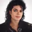 A Michael Jackson-jelenséghez&nbsp;hozzátartoztak a feltűnő ruhák is, amelyeket a színpadon viselt: csillogó öltönyök, sapkák vagy éppen a legendás kesztyű, ami nélkül szinte sosem lehetett őt látni. Így talán nem meglepő, hogy a pop királyát a rá jellemző ikonikus tárgyakkal együtt temették el a Forest Lawn Memorial Parkban.
