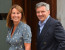Végül Katalin szülei, Michael és Carole Middleton, valamint a hercegné két testvére, James és Pippa is meghívást kapott a koronázásra. „Ez Vilmos közvetlen kérése volt, ugyanis nagyon fontos volt számára, hogy mindannyian ott legyenek, különösképp anyósa, Carola, akivel rendkívül jó kapcsolatot ápol, és aki anyja helyett anyja. Határozottan ragaszkodott ahhoz, hogy Katalin családját ugyanannyira bevonják, mint az övét. Mivel akaratát teljesítették, jól látható, hogy mennyit változott a királyi család és a família szokásai Erzsébet királynő 1953-as koronázása óta” – írja könyvében Hardman.
Végül Katalin szülei, Michael és Carole Middleton, valamint a hercegné két testvére, James és Pippa is meghívást kapott a koronázásra. „Ez Vilmos közvetlen kérése volt, ugyanis nagyon fontos volt számára, hogy mindannyian ott legyenek, különösképp anyósa, Carola, akivel rendkívül jó kapcsolatot ápol, és aki anyja helyett anyja. Határozottan ragaszkodott ahhoz, hogy Katalin családját ugyanannyira bevonják, mint az övét. Mivel akaratát teljesítették, jól látható, hogy mennyit változott a királyi család és a família szokásai Erzsébet királynő 1953-as koronázása óta” – írja könyvében Hardman.