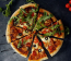 Bár nem olyan nehéz összerakni a házi pizzatésztát, amit utána akár a fagyasztóban is tárolhatunk, de a többségnek nincs sok kedve elővenni még a gyúródeszkát se emiatt. A fagyasztott késztermékek mellett nagyon népszerűek a félkész pizzatészták, amiket a saját ízlésünk szerint pakolhatunk meg.
