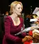 J.K. Rowling útja a teljes ismeretlenségből és mélyszegénységből a világ legolvasottabb kortárs írójáig a modern irodalomtörténet egyik leglátványosabb, ugyanakkor legnehezebb karriertörténete. A '90-es évek közepén Joanne Rowling élete szinte minden területén összeomlott. Egy félresikerült portugáliai házasság után tért vissza Skóciába újszülött kislányával, Jessica-val. Egyedülálló anyaként munkanélküli segélyből élt egy fűtetlen edinburgh-i kislakásban. Ekkoriban súlyos klinikai depresszióval küzdött – a Harry Potter-sorozatban feltűnő, életkedvet és reményt szívó dementorok alakját közvetlenül ebből a sötét időszakból merítette. Mivel a lakásuk hideg volt, és a kislánya a babakocsiban aludt a legjobban, naponta órákat sétált, majd beült a híres The Elephant House és a Nicolson's Café nevű kávézókba. Egy csésze kávé mellett, kézzel írta az első kötet kéziratát egy füzetbe. Miután 1995-ben elkészült a Harry Potter és a bölcsek köve kéziratával (amelyet egy régi írógépen gépelt le kétszer, mert nem volt pénze fénymásolásra), ügynököt keresett. Összesen 12 nagy kiadó utasította vissza a kéziratot azzal az indokkal, hogy a gyermekkönyvek nem hoznak pénzt, a történet túl hosszú a gyerekeknek, és a megfogalmazás sem való nekik. Végül egy kis londoni független kiadó, a Bloomsbury vállalta a kiadást. A döntő momentum az volt, amikor a kiadó igazgatója hazavitte az első fejezetet a 8 éves kislányának, Alice-nek, aki azonnal elkérte a folytatást, mondván: „Ez sokkal jobb, mint bármi más.”
J.K. Rowling útja a teljes ismeretlenségből és mélyszegénységből a világ legolvasottabb kortárs írójáig a modern irodalomtörténet egyik leglátványosabb, ugyanakkor legnehezebb karriertörténete. A '90-es évek közepén Joanne Rowling élete szinte minden területén összeomlott. Egy félresikerült portugáliai házasság után tért vissza Skóciába újszülött kislányával, Jessica-val. Egyedülálló anyaként munkanélküli segélyből élt egy fűtetlen edinburgh-i kislakásban. Ekkoriban súlyos klinikai depresszióval küzdött – a Harry Potter-sorozatban feltűnő, életkedvet és reményt szívó dementorok alakját közvetlenül ebből a sötét időszakból merítette. Mivel a lakásuk hideg volt, és a kislánya a babakocsiban aludt a legjobban, naponta órákat sétált, majd beült a híres The Elephant House és a Nicolson's Café nevű kávézókba. Egy csésze kávé mellett, kézzel írta az első kötet kéziratát egy füzetbe. Miután 1995-ben elkészült a Harry Potter és a bölcsek köve kéziratával (amelyet egy régi írógépen gépelt le kétszer, mert nem volt pénze fénymásolásra), ügynököt keresett. Összesen 12 nagy kiadó utasította vissza a kéziratot azzal az indokkal, hogy a gyermekkönyvek nem hoznak pénzt, a történet túl hosszú a gyerekeknek, és a megfogalmazás sem való nekik. Végül egy kis londoni független kiadó, a Bloomsbury vállalta a kiadást. A döntő momentum az volt, amikor a kiadó igazgatója hazavitte az első fejezetet a 8 éves kislányának, Alice-nek, aki azonnal elkérte a folytatást, mondván: „Ez sokkal jobb, mint bármi más.”