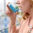 2. Aminofillin (Asztma és COPD kezelése) - Az aminofillin egy rendkívül erős hatóanyag, amelyet a hörgők tágítására és a légzőizmok stimulálására használnak súlyos légzőszervi megbetegedések esetén. Ez a gyógyszer azonban eleve hosszú listányi mellékhatással rendelkezik: álmatlanságot, szívdobogást, remegést és gyomorpanaszokat okozhat. A kávéban lévő koffein kémiailag rokon vegyülete az aminofillinnak, így a kettő együttes fogyasztása hatványozottan felerősíti ezeket a negatív tüneteket. A Medline Plus jelentése szerint ilyen kezelés mellett nemcsak a kávét, hanem a teát, a kakaót és még a csokoládét is érdemes elkerülni. A túlzott stimuláció ilyenkor már nem segíti a légzést, hanem megterheli a szív- és érrendszert, ami a beteg állapotának romlásához vezethet.
2. Aminofillin (Asztma és COPD kezelése) - Az aminofillin egy rendkívül erős hatóanyag, amelyet a hörgők tágítására és a légzőizmok stimulálására használnak súlyos légzőszervi megbetegedések esetén. Ez a gyógyszer azonban eleve hosszú listányi mellékhatással rendelkezik: álmatlanságot, szívdobogást, remegést és gyomorpanaszokat okozhat. A kávéban lévő koffein kémiailag rokon vegyülete az aminofillinnak, így a kettő együttes fogyasztása hatványozottan felerősíti ezeket a negatív tüneteket. A Medline Plus jelentése szerint ilyen kezelés mellett nemcsak a kávét, hanem a teát, a kakaót és még a csokoládét is érdemes elkerülni. A túlzott stimuláció ilyenkor már nem segíti a légzést, hanem megterheli a szív- és érrendszert, ami a beteg állapotának romlásához vezethet.