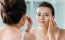 Enyhítsd az erősebb hatóanyagok, például az AHA-k és a retinolok hatását (még akkor is, ha egyébként nem szoktad)

A retinol egy „anti-aging” szérum, ami egy kicsit túl agresszív lehet a bőr számára, ezért érdemes lehet enyhíteni a hatásán.

Ezt úgy érheted el, hogy először egy hidratáló arckrémet viszel fel, utána a retinolt, majd újra a krémet a tetejére. „Ha csökkenteni szeretnénk egy szérum hatékonyságát – mivel potenciálisan irritáló összetevőket, például retinolt tartalmaz –, akkor egy hidratálókrém előzetes felvitele segíthet csökkenteni a szérum irritáló hatását” – magyarázza Dr. Hadley King, okleveles bőrgyógyász a réteges felvitel trükkjéről.

Még ha általában nem is kell „enyhítened” a hatóanyagokat, ebben az évszakban előnyös lehet. A bőr reagál a környezet változásaira, ezért fontos, hogy a rutinodat szükség szerint módosítsd.
