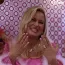 Kevés inspirálóbb történet létezik Jennifer Coolidge-énál. A színésznőt a nagyközönség évtizedekig csupán sztereotipikus komikus mellékszerepekből ismerhette – mint a klasszikus Doktor Szöszi szőke körmöse vagy az Amerikai pite ikonikus karaktere. Bár jelenléte mindig emlékezetes volt, a szakma és az A-listás rendezők sokáig nem vették őt komolyan. Majd eljött a 2020-as évek közepe, és hatvanévesen, A Fehér Lótusz című sorozattal megmutatta drámai mélységeit is. Az eredmény: Emmy- és Golden Globe-díjak sora, valamint egy globális Coolidge-reneszánsz. Története tökéletesen példázza, hogy a tehetség nem kopik meg az idővel, sőt, a megélt tapasztalatok teszik igazán árnyalttá és hitelessé.
Kevés inspirálóbb történet létezik Jennifer Coolidge-énál. A színésznőt a nagyközönség évtizedekig csupán sztereotipikus komikus mellékszerepekből ismerhette – mint a klasszikus Doktor Szöszi szőke körmöse vagy az Amerikai pite ikonikus karaktere. Bár jelenléte mindig emlékezetes volt, a szakma és az A-listás rendezők sokáig nem vették őt komolyan. Majd eljött a 2020-as évek közepe, és hatvanévesen, A Fehér Lótusz című sorozattal megmutatta drámai mélységeit is. Az eredmény: Emmy- és Golden Globe-díjak sora, valamint egy globális Coolidge-reneszánsz. Története tökéletesen példázza, hogy a tehetség nem kopik meg az idővel, sőt, a megélt tapasztalatok teszik igazán árnyalttá és hitelessé.