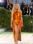 Kasmír szőke - A 2026-os Met-gálán Kim Kardashian váltott erre az árnyalatra, bebizonyítva, hogy a sötét haj után is van élet. A kasmír szőke távol áll a durva platinától; ez egy hűvös, krémes tónus, amelyet finom, füstös árnyalatok tesznek különlegessé. A precíz melírozás és a selymes, fényes felület hozza létre azt a luxushatást, amitől a haj tapintása és látványa is kasmírpuhaságú lesz. Ez a szín lágy fókuszú szűrőként működik az arcon: finomítja a kemény vonásokat, és azonnal fiatalosabb, lágyabb keretet ad a tekintetnek.
Kasmír szőke - A 2026-os Met-gálán Kim Kardashian váltott erre az árnyalatra, bebizonyítva, hogy a sötét haj után is van élet. A kasmír szőke távol áll a durva platinától; ez egy hűvös, krémes tónus, amelyet finom, füstös árnyalatok tesznek különlegessé. A precíz melírozás és a selymes, fényes felület hozza létre azt a luxushatást, amitől a haj tapintása és látványa is kasmírpuhaságú lesz. Ez a szín lágy fókuszú szűrőként működik az arcon: finomítja a kemény vonásokat, és azonnal fiatalosabb, lágyabb keretet ad a tekintetnek.