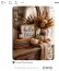 A „Hello Fall” és társai
„Hello Fall”, „Pumpkin Spice”, „Gather” – az őszi feliratos táblák és táblácskák évek óta visszatérő elemei a szezonális dekorációnak. Csakhogy éppen a túlzott népszerűségük miatt könnyen kelthetnek sablonos hatást.
Ha szereted a feliratokat, természetesen nem kell mindegyiktől azonnal megválnod. Egyetlen, karakteres darab sokkal jobban működhet, mint amikor minden helyiségben egy újabb szezonális üzenet fogad.
Az igazán személyes dekoráció ráadásul sokszor nem azt mondja meg, hogy „ősz van”, hanem egyszerűen olyan hangulatot teremt, amitől érezzük.
A „Hello Fall” és társai
„Hello Fall”, „Pumpkin Spice”, „Gather” – az őszi feliratos táblák és táblácskák évek óta visszatérő elemei a szezonális dekorációnak. Csakhogy éppen a túlzott népszerűségük miatt könnyen kelthetnek sablonos hatást.
Ha szereted a feliratokat, természetesen nem kell mindegyiktől azonnal megválnod. Egyetlen, karakteres darab sokkal jobban működhet, mint amikor minden helyiségben egy újabb szezonális üzenet fogad.
Az igazán személyes dekoráció ráadásul sokszor nem azt mondja meg, hogy „ősz van”, hanem egyszerűen olyan hangulatot teremt, amitől érezzük.