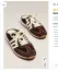 A sneaker mule legfontosabb ismertetőjele a hátul nyitott kialakítás. Elöl ugyanúgy sportcipőre emlékeztet, gyakran fűzős felsőrésszel és klasszikus sneaker-talppal, hátul azonban nincs sarokrész, így egyszerűen csak bele kell bújni.
Ez a megoldás nemcsak látványosan különbözteti meg a hagyományos sneakerektől, hanem a mindennapokban is praktikus lehet. Nem kell minden alkalommal bekötni a cipőfűzőt, és akkor is könnyen felkaphatjuk, ha éppen rohannunk kell valahová.
A fazon ráadásul megtartja a sportcipők lazaságát, ezért farmerrel, leggingsszel vagy akár egy egyszerű szabadidőnadrággal is természetesen működik. Azoknak lehet különösen jó választás, akik egész nap kényelmes lábbeliben szeretnének járni, de a klasszikus papucsoknál karakteresebb darabra vágynak.
A sneaker mule legfontosabb ismertetőjele a hátul nyitott kialakítás. Elöl ugyanúgy sportcipőre emlékeztet, gyakran fűzős felsőrésszel és klasszikus sneaker-talppal, hátul azonban nincs sarokrész, így egyszerűen csak bele kell bújni.
Ez a megoldás nemcsak látványosan különbözteti meg a hagyományos sneakerektől, hanem a mindennapokban is praktikus lehet. Nem kell minden alkalommal bekötni a cipőfűzőt, és akkor is könnyen felkaphatjuk, ha éppen rohannunk kell valahová.
A fazon ráadásul megtartja a sportcipők lazaságát, ezért farmerrel, leggingsszel vagy akár egy egyszerű szabadidőnadrággal is természetesen működik. Azoknak lehet különösen jó választás, akik egész nap kényelmes lábbeliben szeretnének járni, de a klasszikus papucsoknál karakteresebb darabra vágynak.