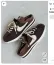 A hátul nyitott cipő láttán sokaknak valószínűleg az első gondolata az lesz: de mi van, amikor hideg lesz? Szerencsére a sneaker mule egyik előnye, hogy zoknival is bátran viselhető.
Egy egyszerű fehér sportzokni kifejezetten jól illik a sportosabb változatokhoz, de egy bordázott, vastagabb modell is működhet, ha már hűvösebbre fordul az idő. A zokni ráadásul még inkább kiemeli, hogy ez nem egy otthoni papucs, hanem tudatosan választott divatdarab.
A lényeg az arányokon van: ha a cipő vastagabb, robusztusabb talpú, akkor jól mutathat lazább nadrágokkal és hosszabb szoknyákkal is. A letisztultabb, vékony talpú fazonok viszont elegánsabb összeállításokba is könnyebben beilleszthetők.
A hátul nyitott cipő láttán sokaknak valószínűleg az első gondolata az lesz: de mi van, amikor hideg lesz? Szerencsére a sneaker mule egyik előnye, hogy zoknival is bátran viselhető.
Egy egyszerű fehér sportzokni kifejezetten jól illik a sportosabb változatokhoz, de egy bordázott, vastagabb modell is működhet, ha már hűvösebbre fordul az idő. A zokni ráadásul még inkább kiemeli, hogy ez nem egy otthoni papucs, hanem tudatosan választott divatdarab.
A lényeg az arányokon van: ha a cipő vastagabb, robusztusabb talpú, akkor jól mutathat lazább nadrágokkal és hosszabb szoknyákkal is. A letisztultabb, vékony talpú fazonok viszont elegánsabb összeállításokba is könnyebben beilleszthetők.