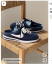 A sneaker mule trendben az a jó, hogy többféle irányba el lehet indulni. Ha valaki szereti a feltűnőbb, vaskos cipőket, választhat robusztus talpú, vastagabb kialakítású modellt. Ezek kifejezetten jól működnek leggingsszel, bővebb farmerrel vagy sportosabb ruhákkal.
Aki viszont inkább a visszafogottabb darabokat kedveli, annak érdemes karcsúbb, letisztultabb változatot keresnie. A bőr vagy velúr hatású, keskenyebb sziluettű sneaker mule sokkal elegánsabb összhatást kelt, miközben ugyanúgy megmarad a trend legfontosabb részlete: a nyitott sarok.
Így nem kell attól tartani, hogy a cipő elviszi az egész szettet. Egy egyszerűbb változat akár egy kapszulagardróbban is könnyen helyet kaphat.
A sneaker mule trendben az a jó, hogy többféle irányba el lehet indulni. Ha valaki szereti a feltűnőbb, vaskos cipőket, választhat robusztus talpú, vastagabb kialakítású modellt. Ezek kifejezetten jól működnek leggingsszel, bővebb farmerrel vagy sportosabb ruhákkal.
Aki viszont inkább a visszafogottabb darabokat kedveli, annak érdemes karcsúbb, letisztultabb változatot keresnie. A bőr vagy velúr hatású, keskenyebb sziluettű sneaker mule sokkal elegánsabb összhatást kelt, miközben ugyanúgy megmarad a trend legfontosabb részlete: a nyitott sarok.
Így nem kell attól tartani, hogy a cipő elviszi az egész szettet. Egy egyszerűbb változat akár egy kapszulagardróbban is könnyen helyet kaphat.